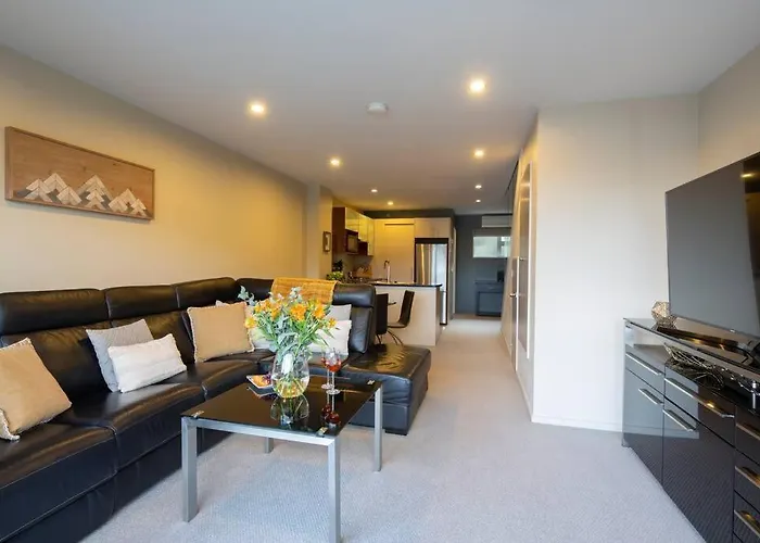 Remarkable Apt- Pet Friendly- Lake Views- Garage