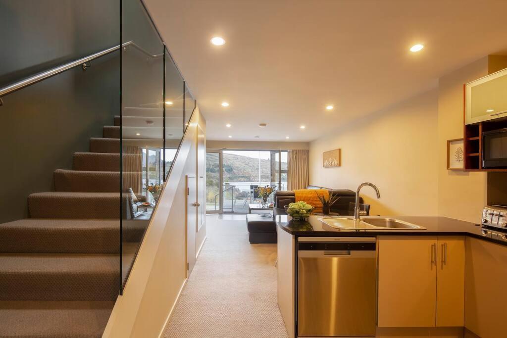 Remarkable Apt- Pet Friendly- Views- Garage Apartment *