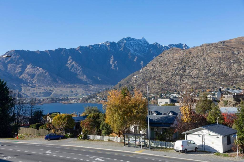 Remarkable Apt- Pet Friendly- Views- Garage Apartment